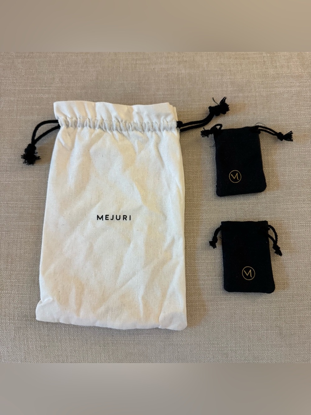 💰Mejuri | White Drawstring Pouch with Black Velvet Micro Bags and Gold Logo💰